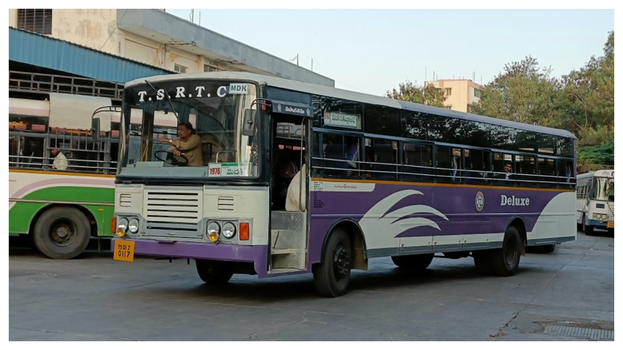 సంక్రాంతి ఎఫెక్ట్.. బస్సులు, రైళ్లు ఫుల్.. ప్రైవేట్ ట్రావెల్స్ దోపిడీలు..